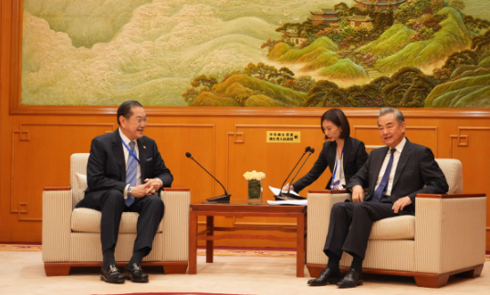 王毅会见亚洲和平和解理事会主席素拉杰1