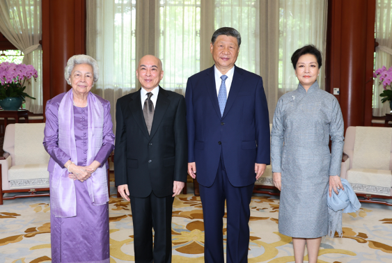 习近平夫妇会见柬埔寨国王西哈莫尼和太后莫尼列