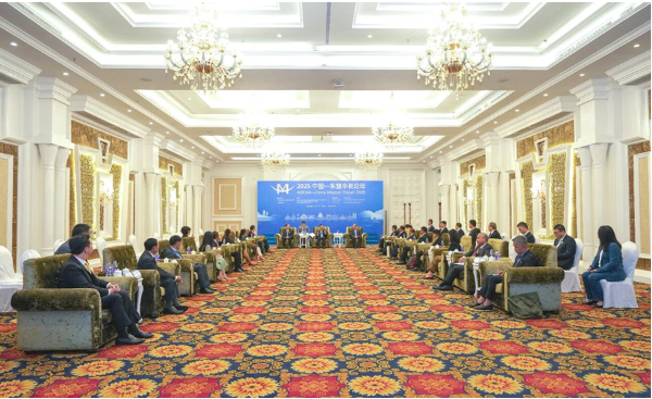 倪虹会见出席2025中国—东盟市长论坛的外方市长代表1