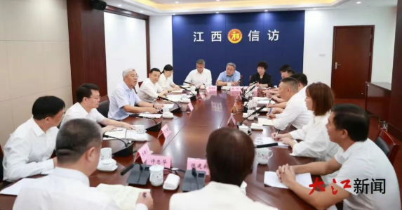 尹弘与来访的建筑企业代表交流，面对面听取意见、了解诉求